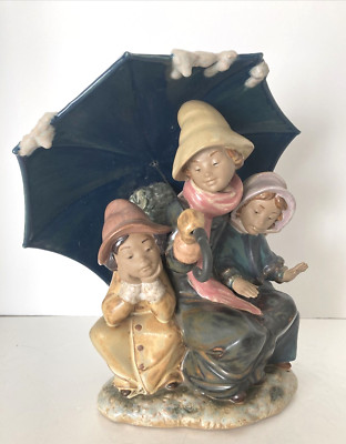 Lladro Figurine ''Three Under The Umbrella'' or ''Winters Day'' Natural Gres Finish