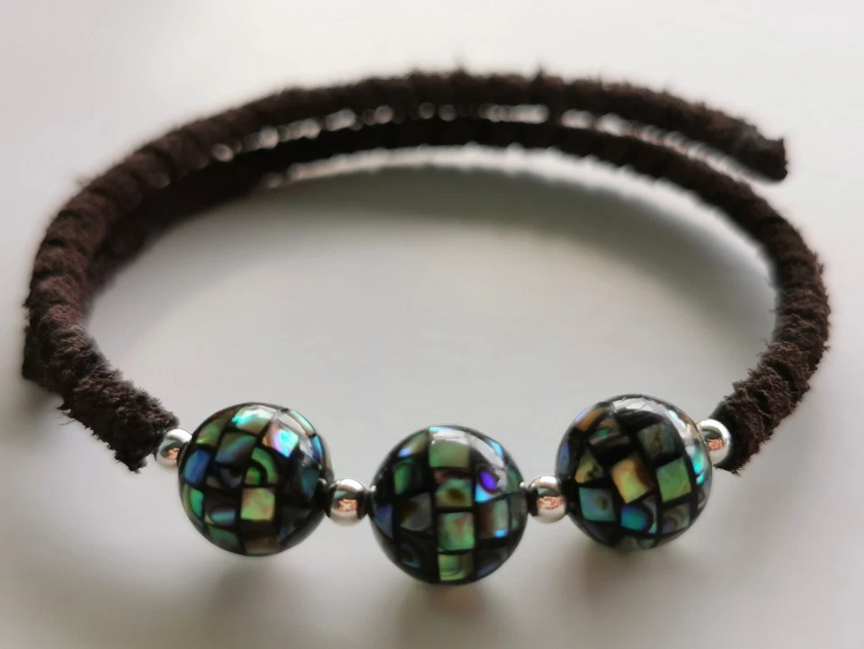 Armband aus Wildleder mit Perlmuttperlen und Silberperlen - Bild 2 von 3