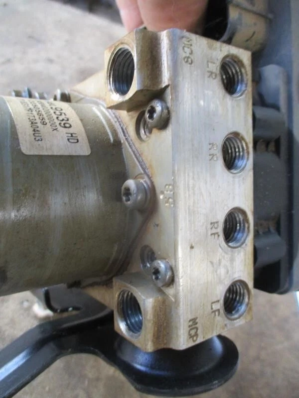 2018-2019 GMC Sierra 2500 HD ABS Anti-Lock Brake Pump Assembly GENUINE OEM - Image 3 of 4