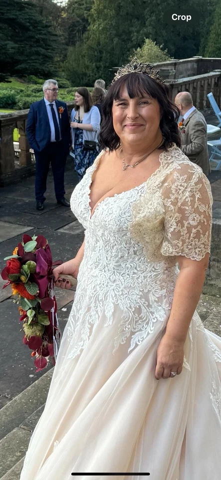 beautiful wedding dress fits size 14/16 - Image 4 of 4