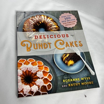 Delicious Bundt Cakes: More Than 100 New Recipes for Timele - VERY GOOD