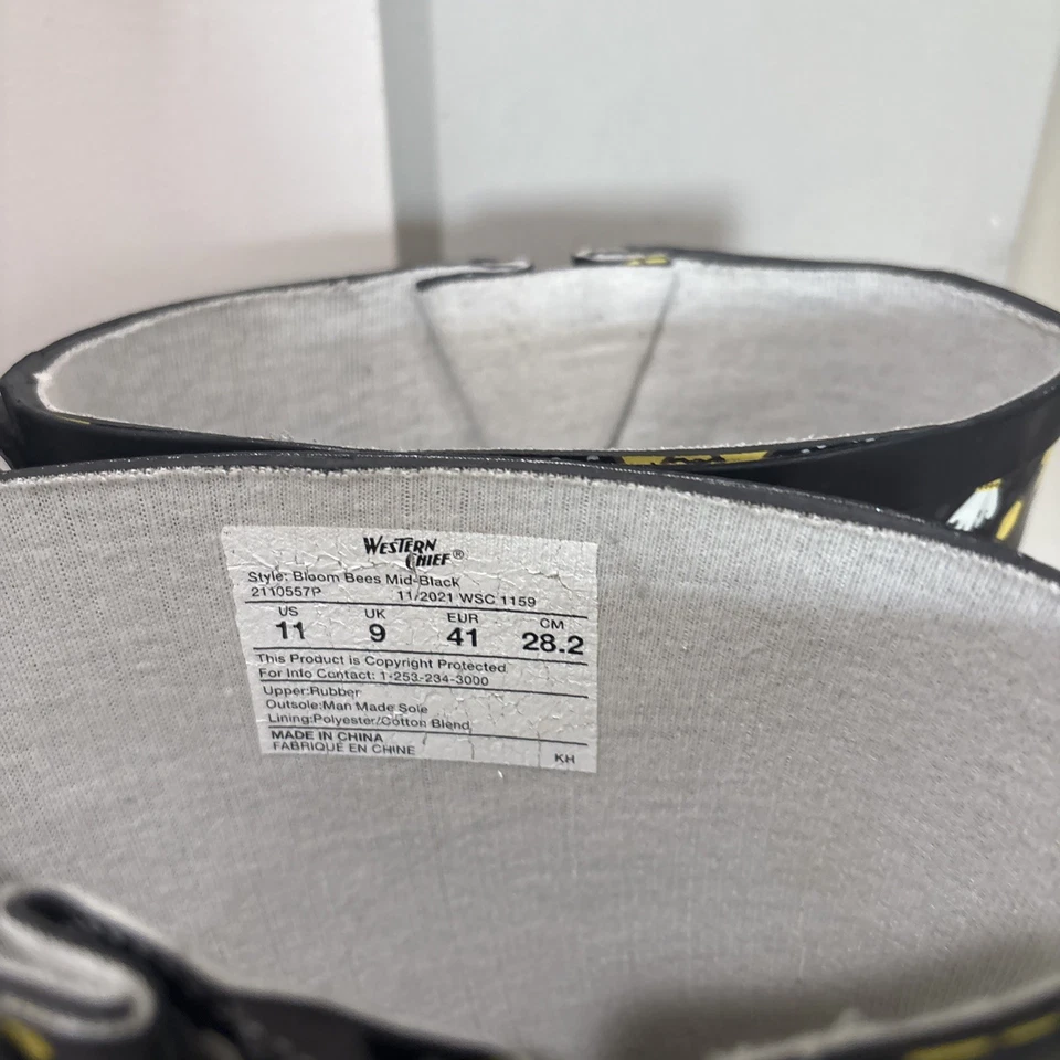 Bota de lluvia impermeable Western Chief para mujer con hebilla de tiro medio, talla 11, negra floral Foto 2 de 4