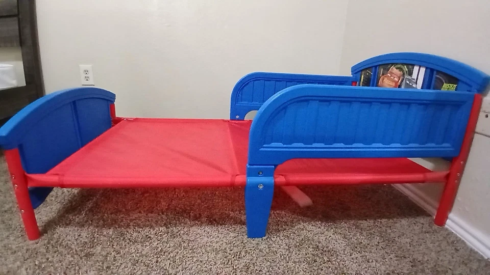 Cama de plástico para niños pequeños Delta Disney/Pixar Cars. Azul y rojo Foto 4 de 4
