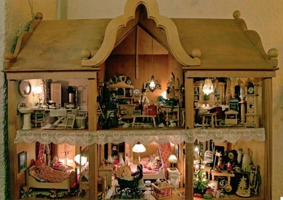 Puppenhaus Holz (natur) Schreinerarbeit mit Möbel, Kleinteilen und Puppen - Bild 1 von 4