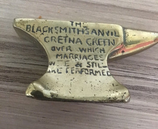VINTAGE GRETNA GREEN MARRIAGE THE BLACKSMITHS ANVIL BRASS PAPERWEIGHT SOUVENIR