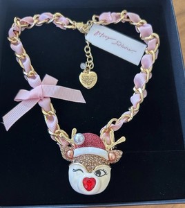 Collier Pendentif Betsey Johnson - Thème Renne équitation Père Noël, Bijou Neuf Avec étiquettes