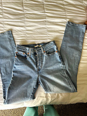 Levi's Wedgie Straight Women's Slim Jeans Light Wash Blue Button Fly 5-Pocket