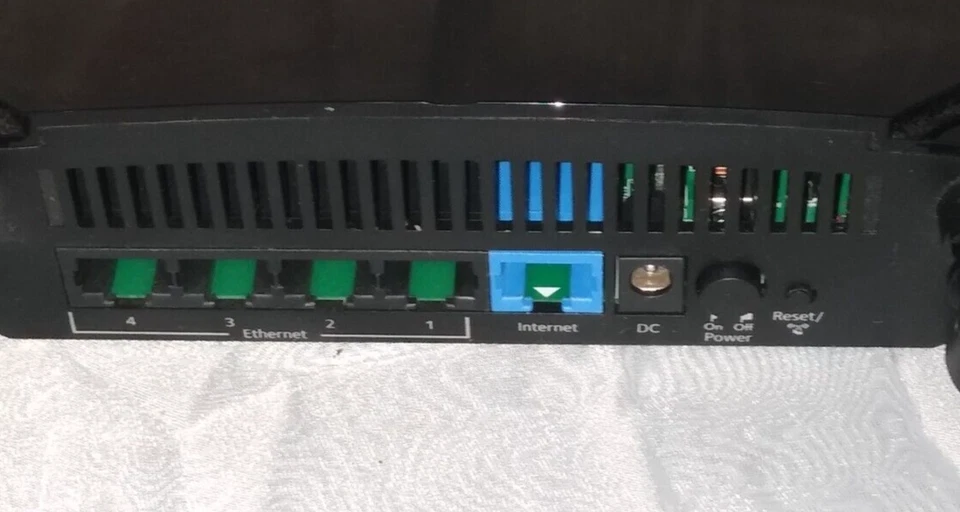 NETGEAR AC1000 1000Mbps 4 Ports 300Mbps Dual Band Gigabit Smart Router (R6080) - Image 3 of 4