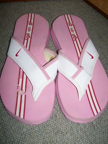 nike celso flip flops pink
