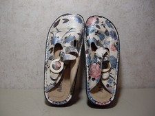 Women's Algeria Classic Clog White Flowers Size 5.5  077