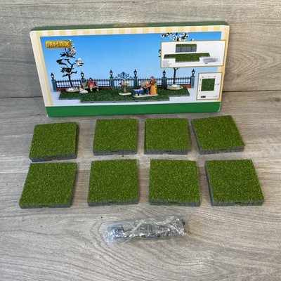 Lemax Plaza System (Gras, Square) - 16 Teile 64107, Weihnachtsdorf Originalverpackt