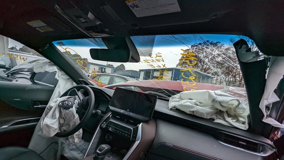 Used Automatic Transmission Shift Lever Assembly fits: 2023 Toyota Venza  Grade - Image 2 of 4