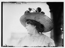 Photo:Mrs Richard Hyde Portrait in Floral Hat