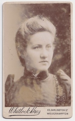 CDV: Junge Frau außerhalb der Kamera Blick. Whitlock Bros Wolverhampton