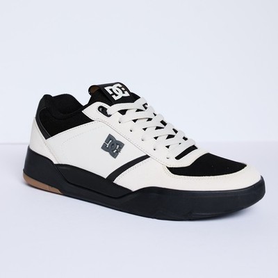 NEVER WORN DC WHITE AND BLACK SKATE SHOES