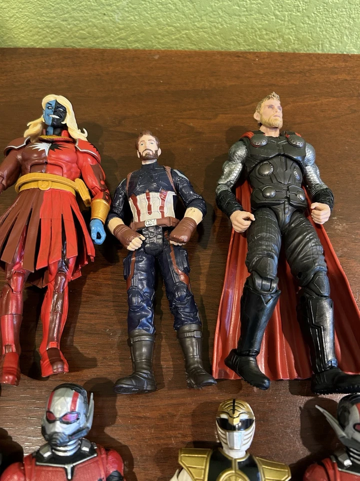 Lote de figuras de acción mixtas Hasbro Marvel Legends MCU - Gorra, Thor, Ant-Man, Malekith Foto 4 de 4