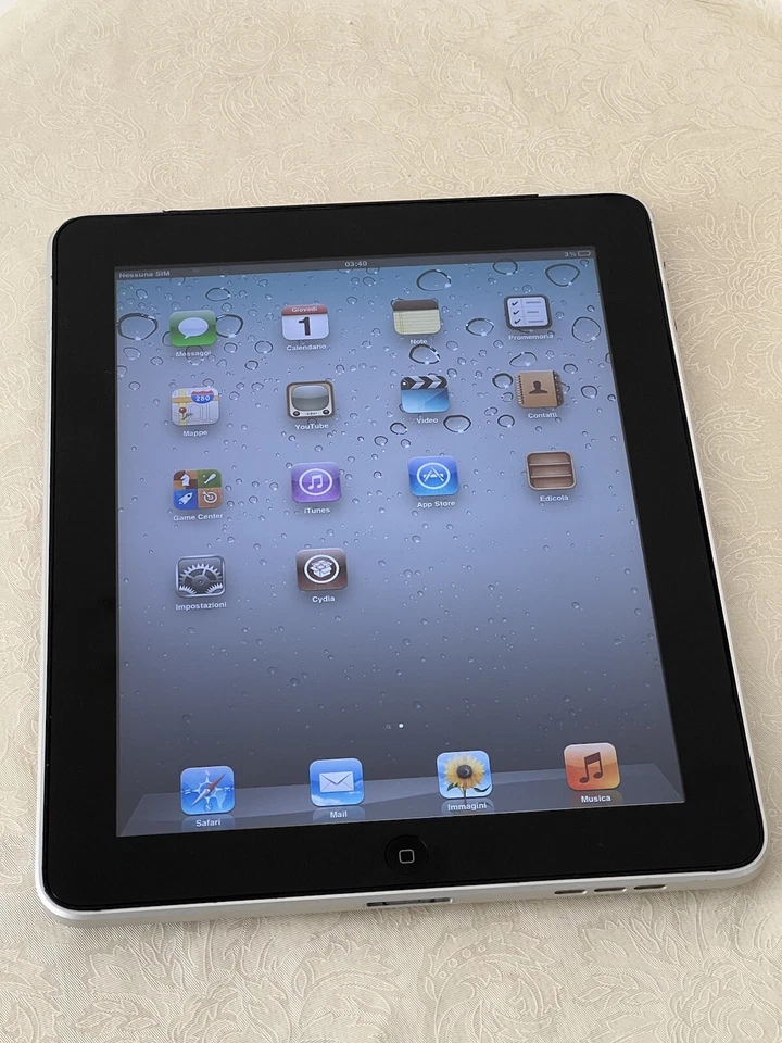 Apple iPad 1 · 32GB · Wi-Fi, foto 1 di 2