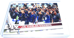 CLAYTON KERSHAW 2017 TOPPS SIGNED BASEBALL CARD LA DODGERS TEAM SHOT #608 FS