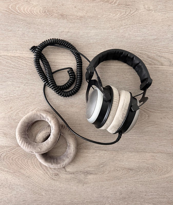 Genuine Beyerdynamic DT 880 PRO 250 Headphones NEW EARPADS - FULL WORKING ORDER