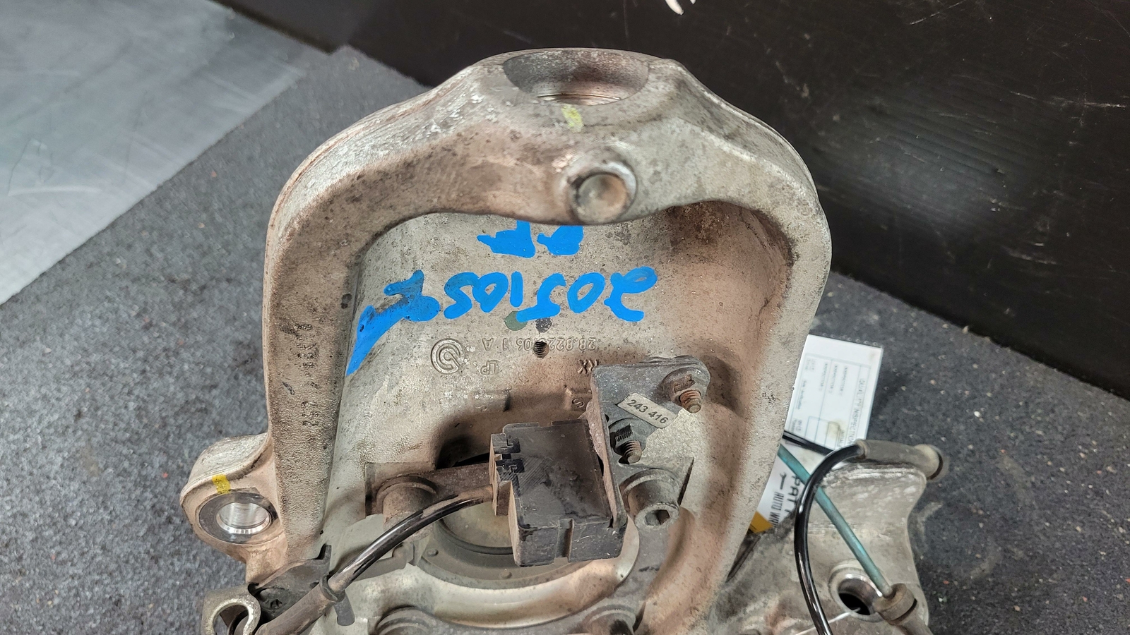 2005 MASERATI QUATTROPORTE PASSENGER FRONT SPINDLE STEERING KNUCKLE, 53K MILES