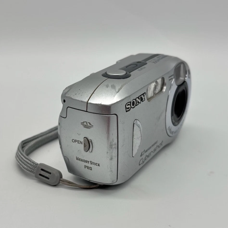 Sony Cybershot DSC-P43 4.1MP CCD Compact Digital Camera Point & Shoot Y2K *READ* - Image 3 of 4