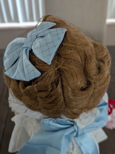 Dolly Dingle Musikpuppe 16 Zoll Goebel Porzellan mit Ständer - Bild 9 von 13