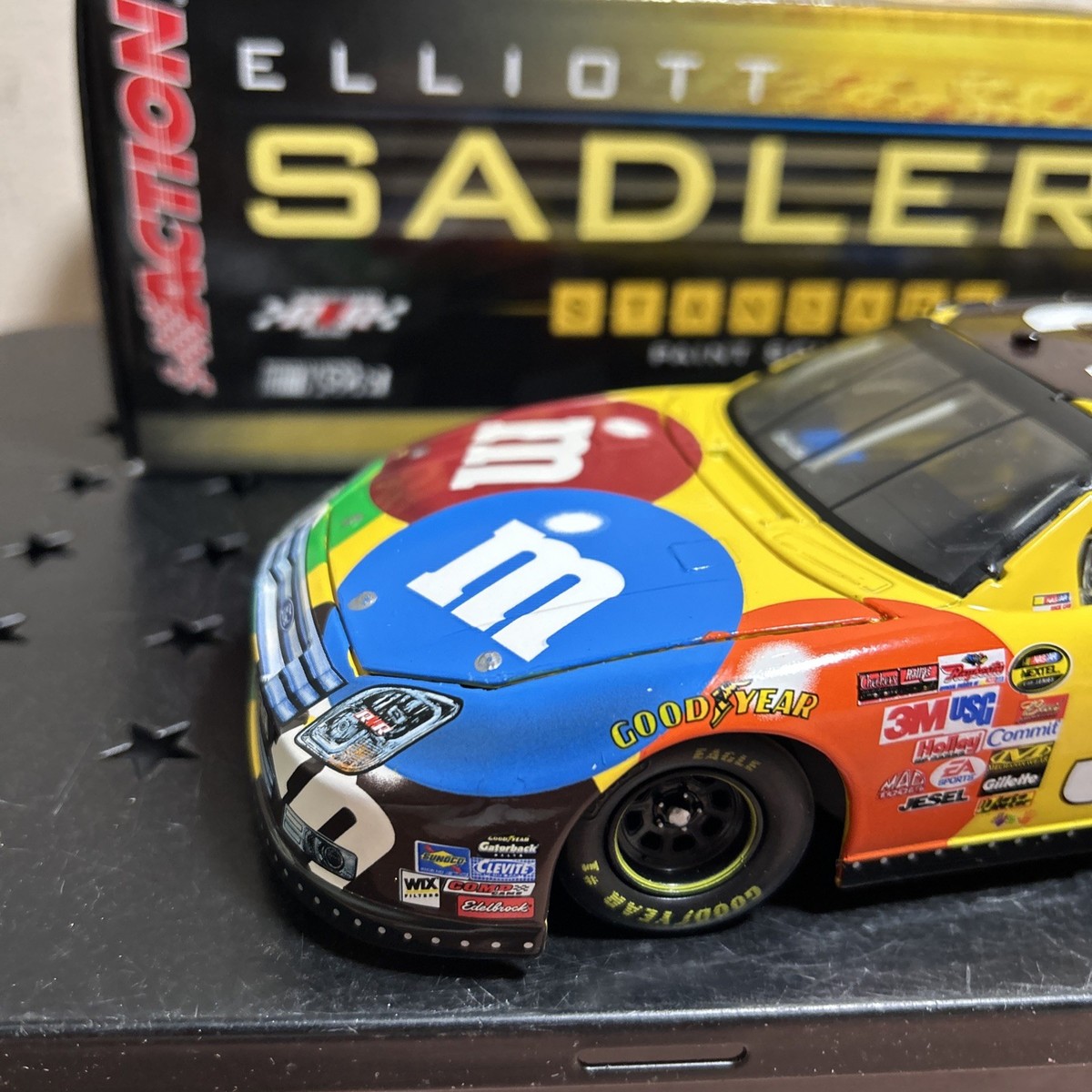エリオット・サドラー #38 「M&M's」 レーシングチーム 1:24スケール Action Nascar #38 Elliott Sadler M&M's 4th of July 2005 Ford