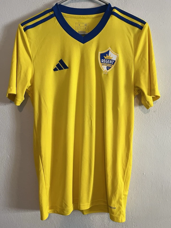 Camisetas pequeñas Wisconsin Adidas Regent Soccer Club amarillas y azules para hombre’s ajustadas Foto 2 de 4