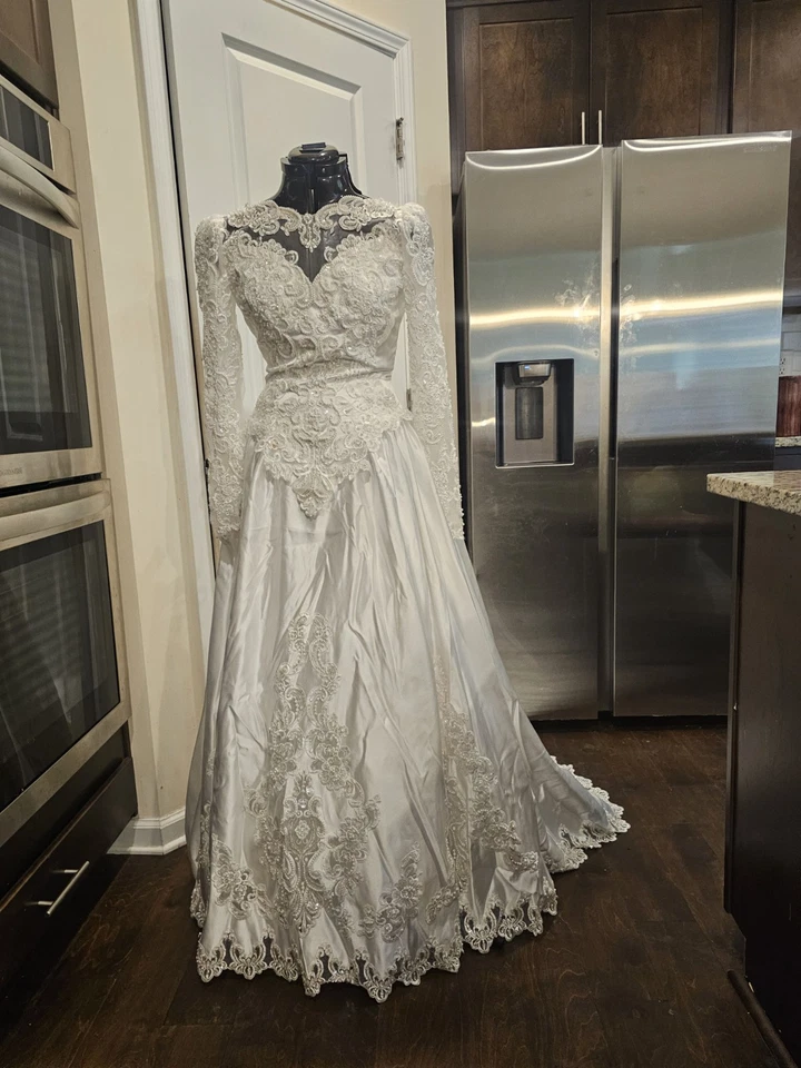 Vestido de novia vintage de encaje con cuentas de lentejuelas transparente manga larga Enzio 8 Foto 2 de 4