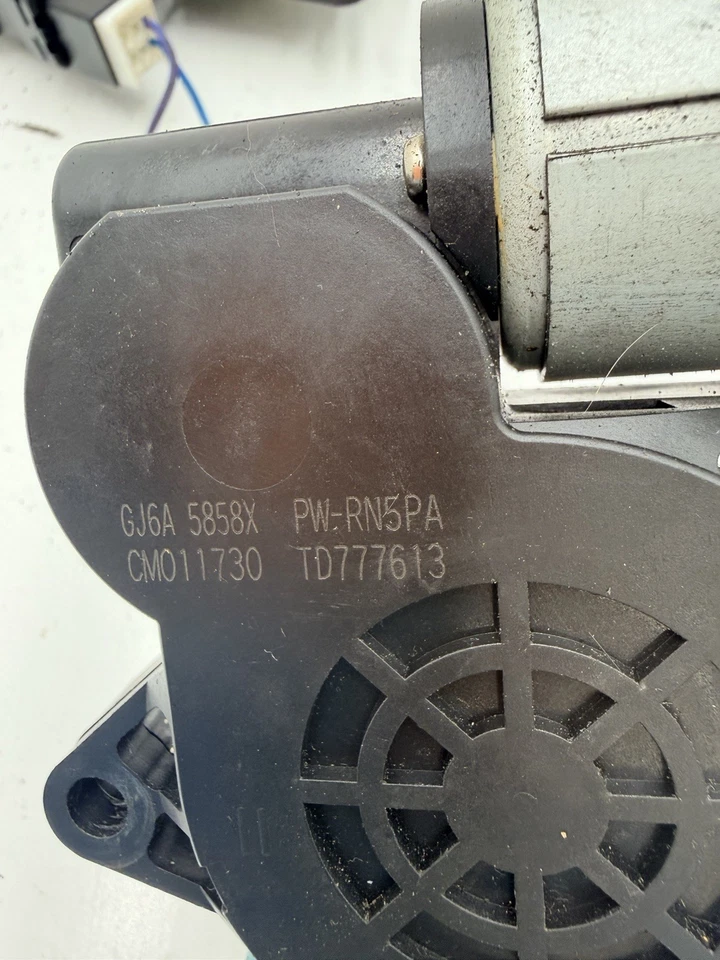 2004-09 Mazda 3 HATCHBACK Rear Window Motor 2 Right & 1 Left OEM B243-15 - Image 4 of 4