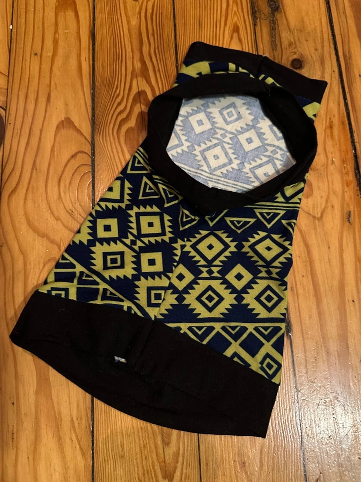 Свитер сфинкс ручной работы - зеленая рубашка из микрофлиса Geo, мягкий, милый, для взрослых - Изображение 2 из 3