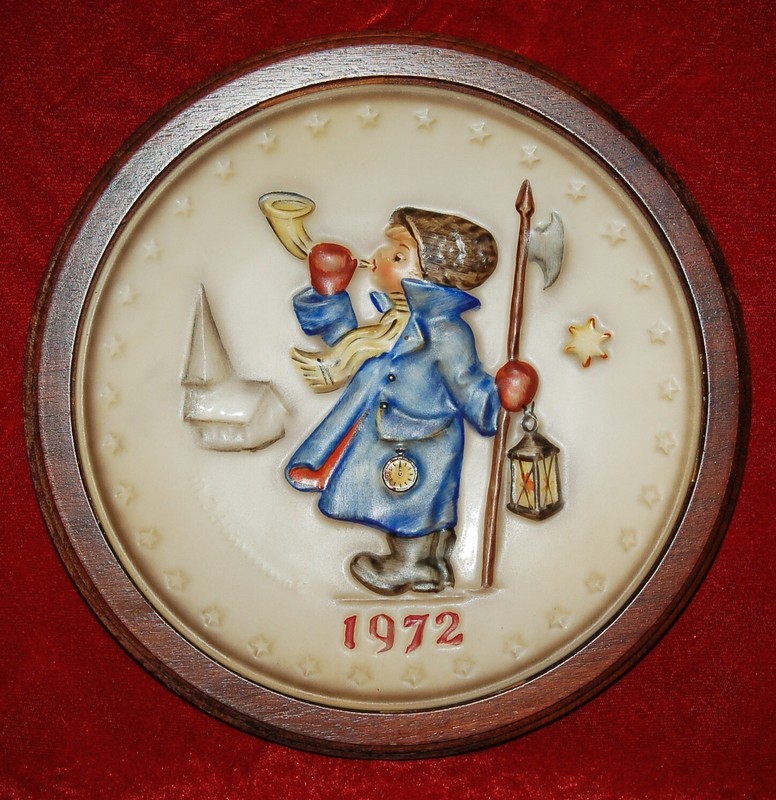 HUMMEL Porcelain Plate "HEAR YE" 1972 In Beautiful Walnut Wood Frame! Germany