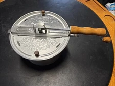 The Genuine Whirley Pop Popcorn Maker Aluminum Stovetop Popper Hand Crank 6 Qt