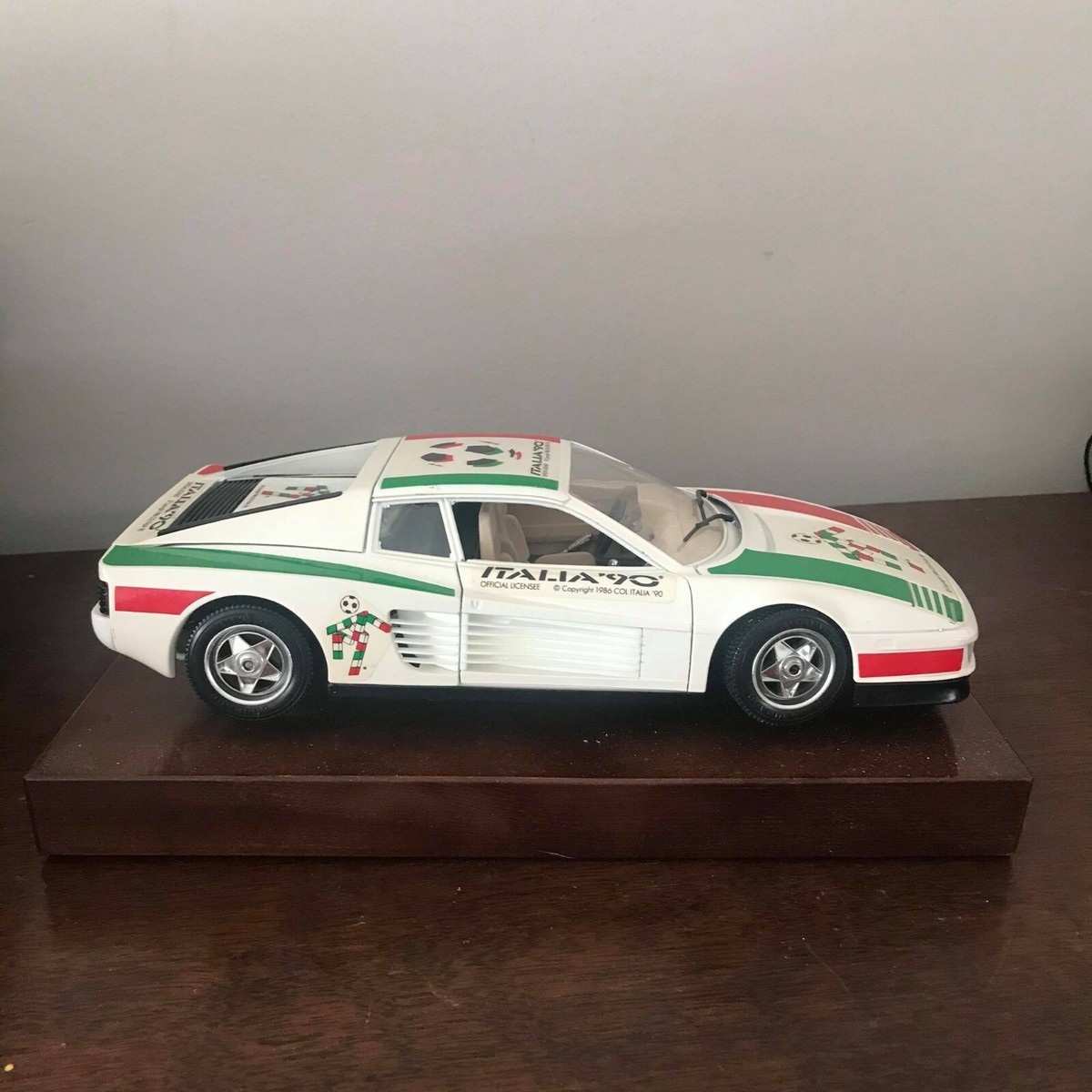 BURAGO 1/18 Ferrari Testarossa 1984 Italia`90 1990 World Cup BURAGO 1/18 Ferrari Testarossa 1984 Italia`90 1990 World Cup