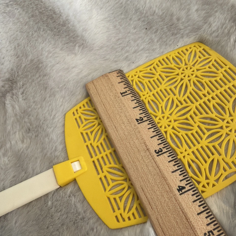 Vintage Yellow & White Plastic 70’s Fly Swatter Deep South Extra Long - Image 3 of 4