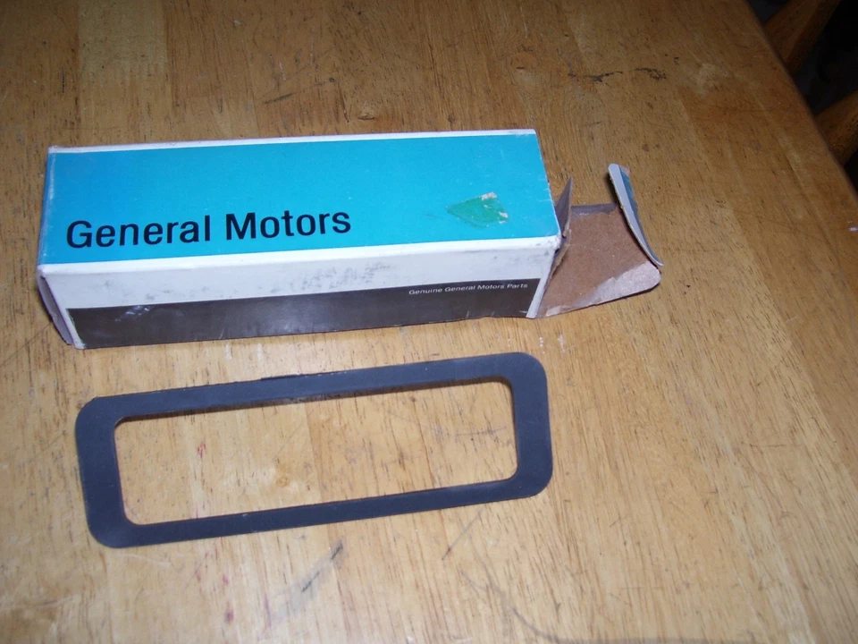 1977-1979 Oldsmobile Delta 88 98 Cutlass NOS marker lamp bezel 554977 - Image 4 of 4