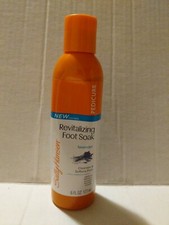 SALLY HANSEN Pedicure Revitalizing Foot Soak Lavender Cleans  Softens Feet 6oz.