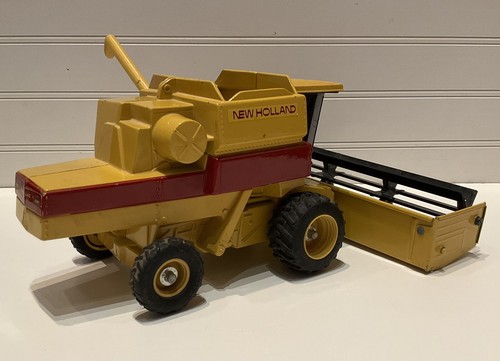 ERTL 1/32 Scale New Holland TR96 Diecast Combine Tractor - Picture 7 of 12