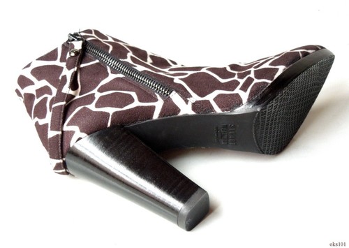 BOTAS DE TOBILLO STUART WEITZMAN marrón gamuza 7.5 doble cremallera estampado jirafa nuevas $525 - Imagen 5 de 5