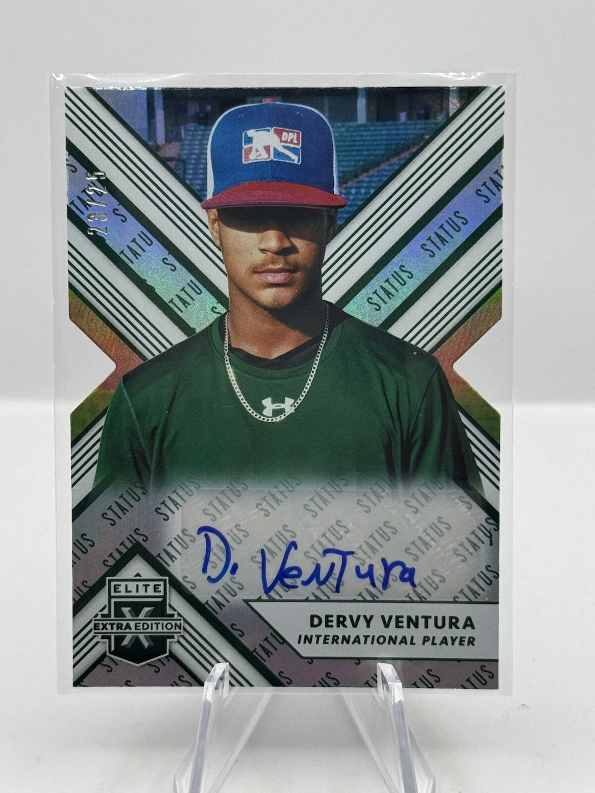 Dervy Ventura trading card
