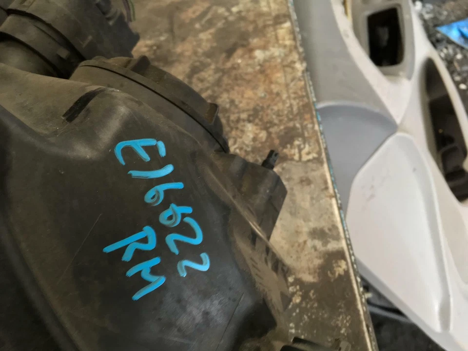 Renault Scenic J64 Right Head Light Silver Reflector Type 05/2001-12/2004 - image 2 of 3