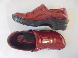 boc clogs red