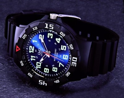 Q&Q by Citizen Herren Armband Uhr Schwarz Blau Schwarz 10 Atm Nachleuchtend