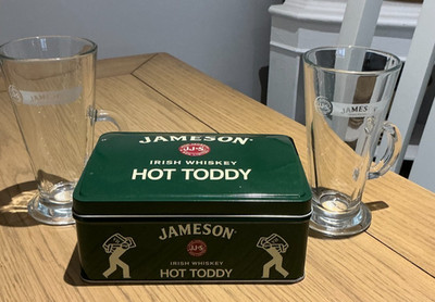 Paar Jameson Irish Whiskey Hot Toddy Gläser mit Dose Gewürzteebeutel
