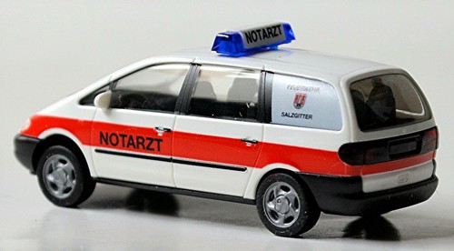 VW Sharan Emergencias Bomberos Salzgitter 1:87 Herpa 043168 - Imagen 4 de 7