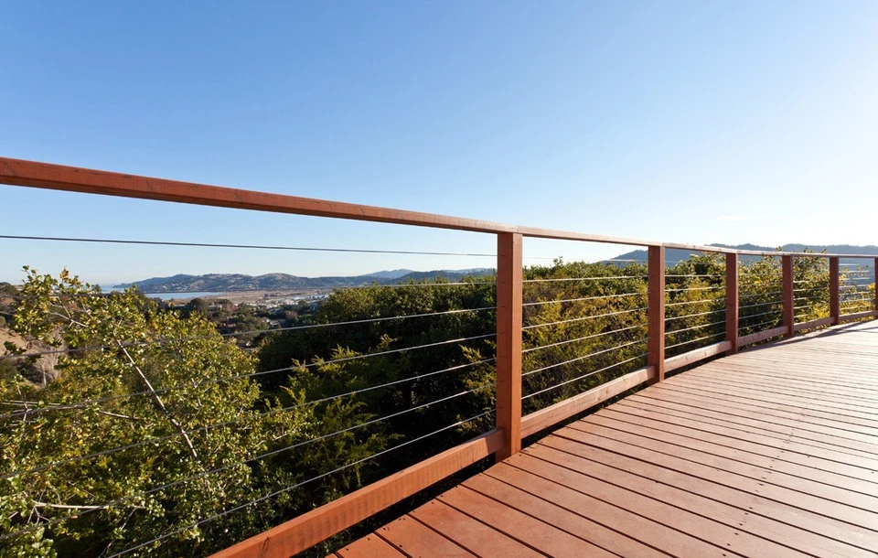 Mangas protectoras de acero inoxidable VistaView CableTec para postes de madera de barandilla de cable Foto 3 de 4