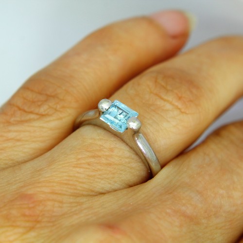 Pretty Tension set Topaz 9ct White Gold ring L ~ 5 3/4 - Picture 6 of 9
