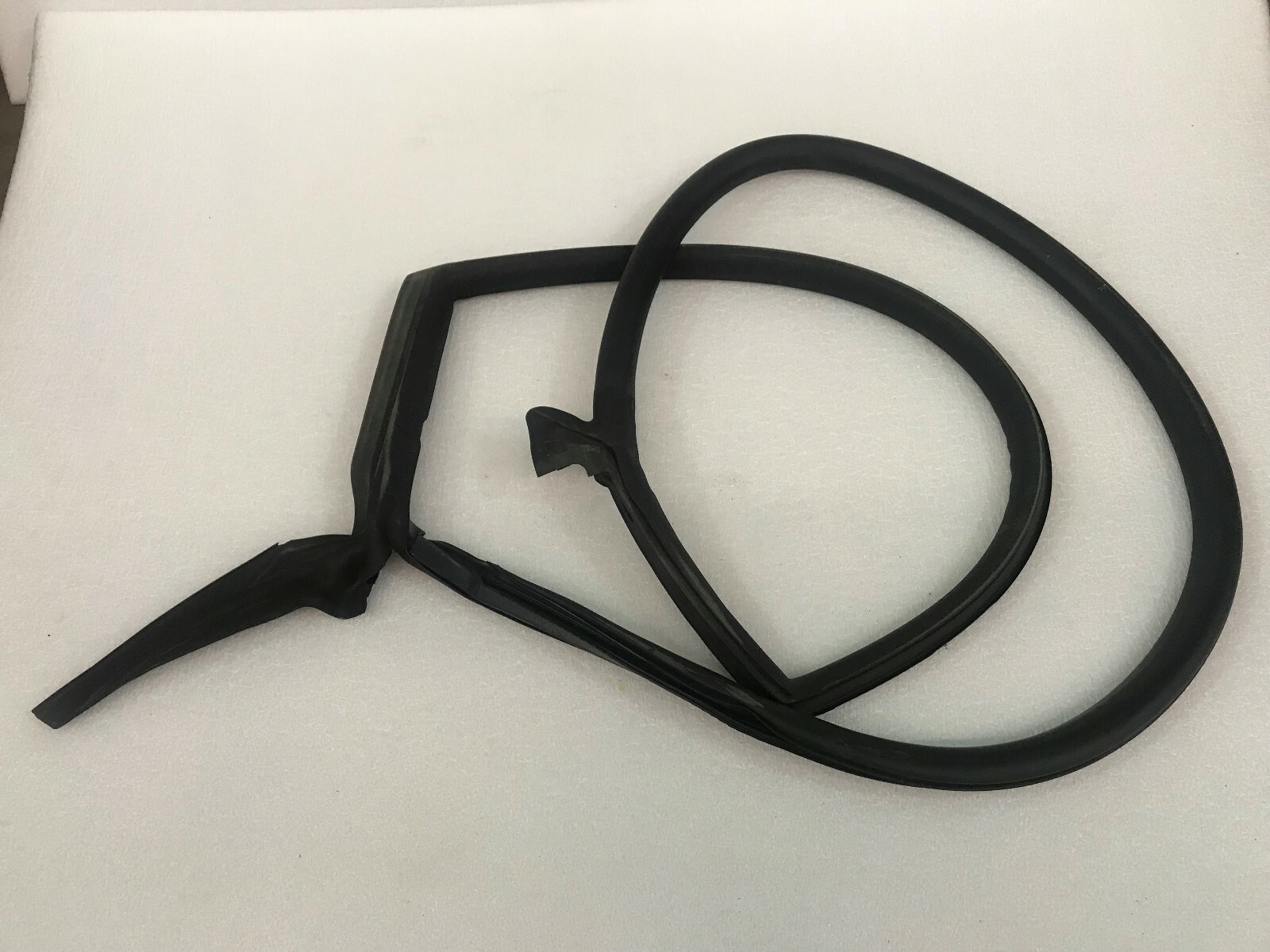 LAMBORGHINI HURACAN LP610 RIGHT PASSENGER DOOR SEAL MOULDING OEM 4T8831708B