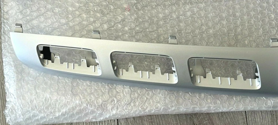 СОВЕРШЕННО НОВАЯ ВЕРХНЯЯ МОЛДИНГОВАЯ БАЛКА MERCEDES GLA250 GLA45 2018-2020 ГОДОВ ВЫПУСКА, 15688806009982 ОТ ОРИГИНАЛЬНОГО ПРОИЗВОДИТЕЛЯ - Изображение 3 из 4