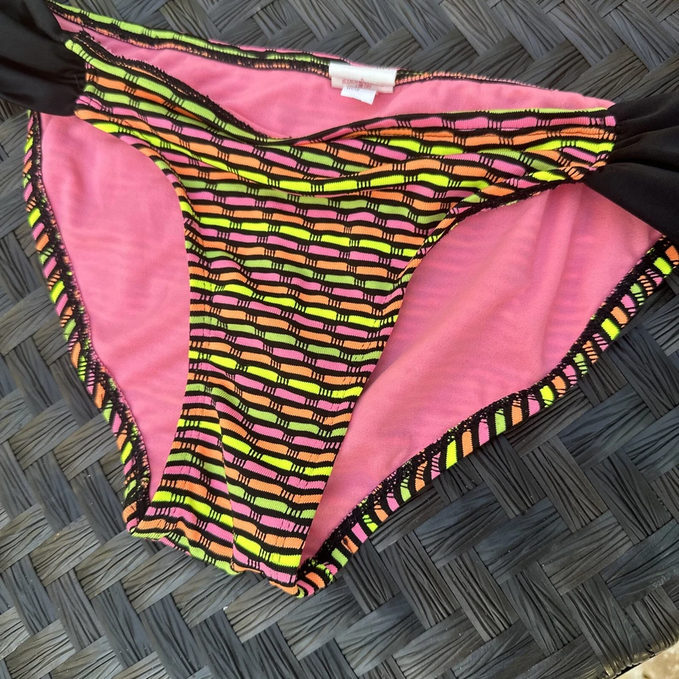 Parte inferior a rayas y parte superior grande marca Xhilaration talla S Foto 4 de 4